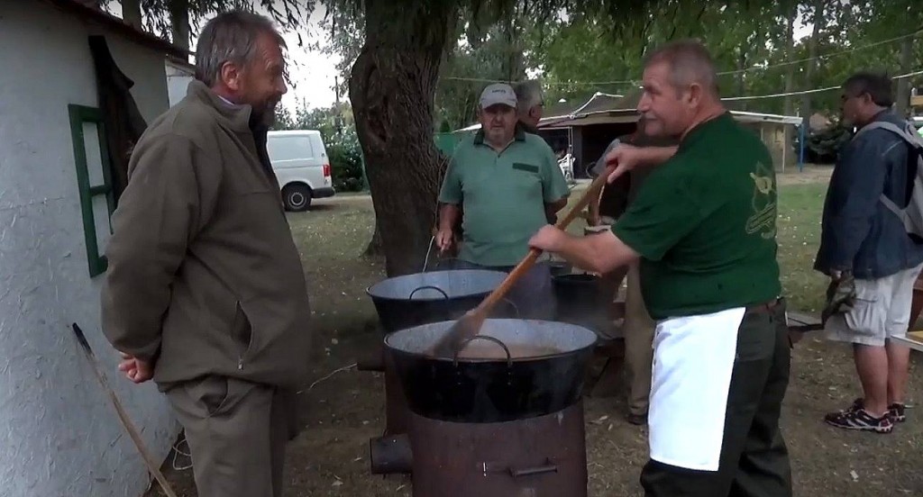 A versenyzők bográcsban főzik a vadpörköltet