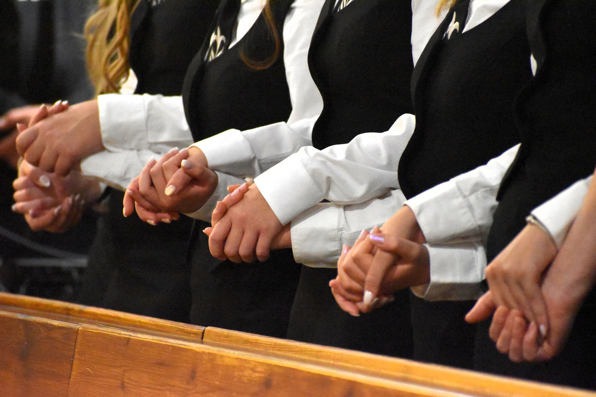 Töretlenül hitben, nyargaló szélben